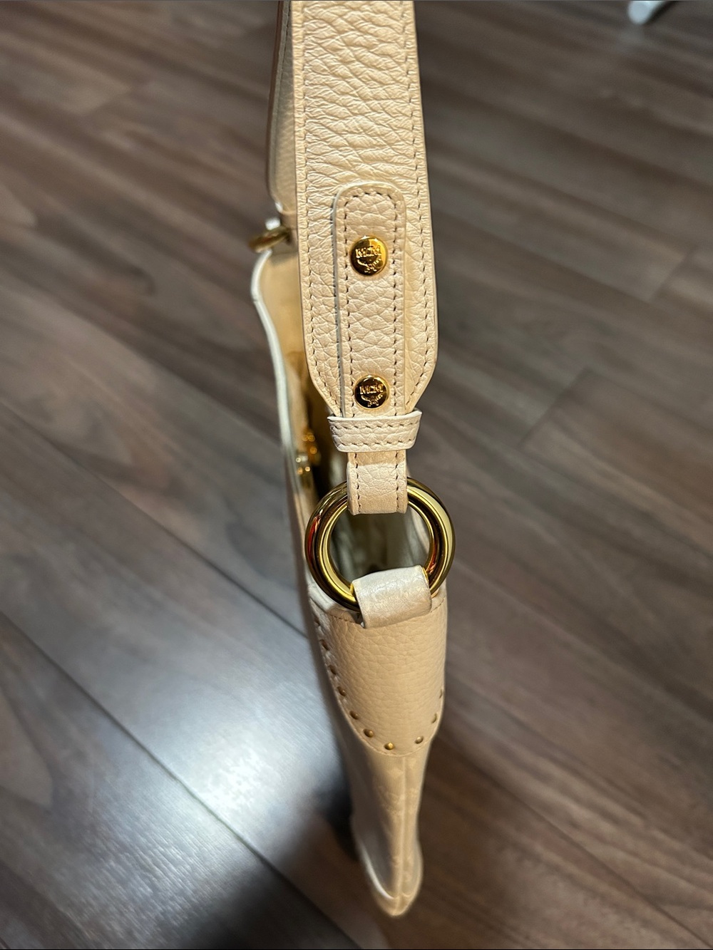 MCM Ivory Leather Shoulder Bag with Gold Plaque Germany - Picture 4 of 11